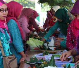 Peringatan Kartini, Kedungkeris Lomba Tumpengan dan Makan Kembulan